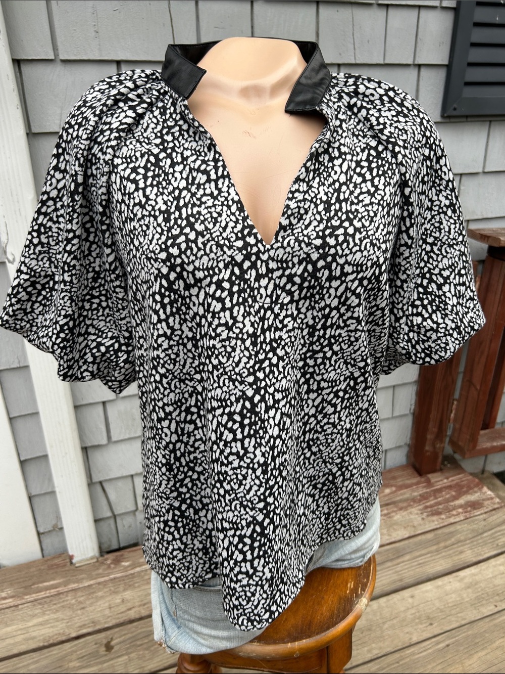 THML Black & White Printed V-Neck Blouse with Faux Leather Collar med -